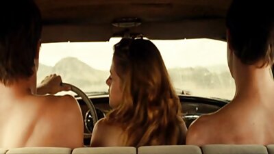 שתי נשים ובחור שחור מזדיינים על מכסה המנוע סקס צעירות חינם של המכונית